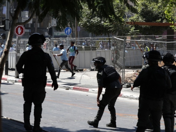 Eritreische Demonstranten und israelische Polizisten werden bei einer Demonstration gegen eine pro-eritreische Regimekonferenz in Tel Aviv verletzt. Foto: epa/Atef Safad