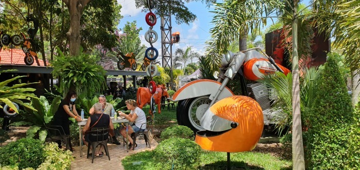 The Bikers Café Thailand bietet seinen Gästen ein gastronomisches Erlebnis in relaxter Motorrad-Skulpturen-Park-Atmosphäre. Natürlich steht auch ein klimatisierter Gastraum zur Verfügung. Foto: Jahner