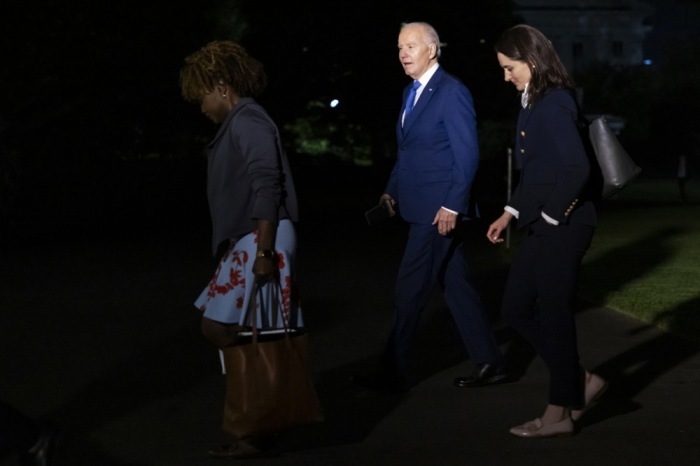 Joe Biden (C), US-Präsident, betritt das Weiße Haus in Washington. Foto: epa/Samuel Corum