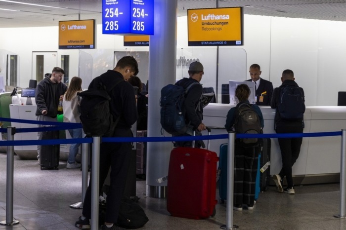 Passagiere warten am Umbuchungsschalter der Lufthansa während eines Streiks am Frankfurter Flughafen in Frankfurt am Main. Foto: epa/Russisches Verteidigungsministerium Pressedienst