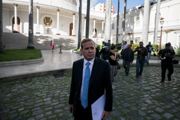 Der gewählte Gouverneur Juan Pablo Guanipa spricht in Caracas vor Medien und lehnt den Amtseid vor der Verfassungsgebenden Versammlung ab. Foto: epa/Miguel Gutierrez