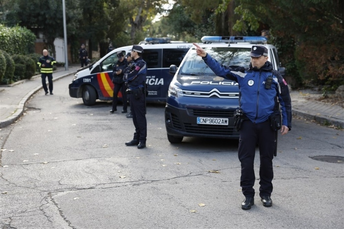 Beamte der Nationalen Polizei sind am Eingang der ukrainischen Botschaft in Madrid zu sehen. Foto: epa/Chema Moya