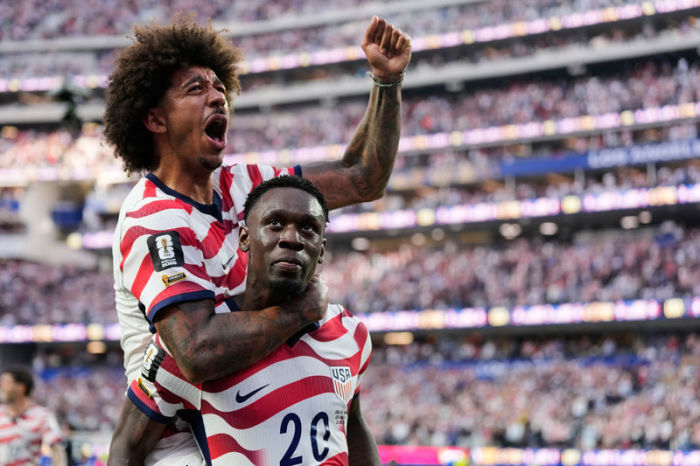 WM, Vorrunde, Gruppe D, 1. Spieltag, USA - Paraguay. Der US-Amerikaner Folarin Balogun (20) feiert gemeinsam mit seinem Teamkollegen Chris Richards das dritte Tor seiner Mannschaft: Foto: Andre Penner/Ap/dpa