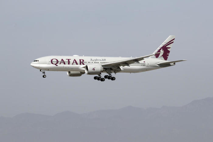 Eine Qatar Airways-Maschine bereitet sich auf die Landung auf dem LAX-Flughafen in Los Angeles vor. Foto: epa/Etienne Laurent