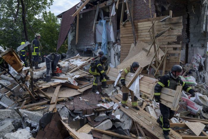 Rettungskräfte räumen die Trümmer eines durch einen russischen Luftangriff zerstörten Gebäudes. Foto: Evgeniy Maloletka/Ap