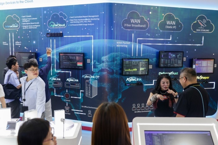 Besucher informieren sich auf der Computermesse COMPUTEX 2026 in Taipeh über Cloud-Dienste und neue KI-Technologien. Foto: epa/Ritchie B. Tongo