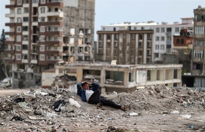 Ein Mensch ruht sich während des Ramadan auf Trümmern nach einem starken Erdbeben in Kahramanmaras aus. Foto: epa/Erdem Sahin