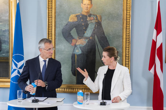 Die dänische Ministerpräsidentin Mette Frederiksen (R) und NATO-Generalsekretär Jens Stoltenberg (L) nehmen an einem Pressetermin im Kastellet im Kommandantgaarden in Kopenhagen teil. Foto: epa/Martin Sylvest