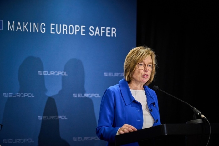 Europol-Exekutivdirektorin Catherine De Bolle spricht während einer Pressekonferenz. Foto: epa/Phil Nijhuis
