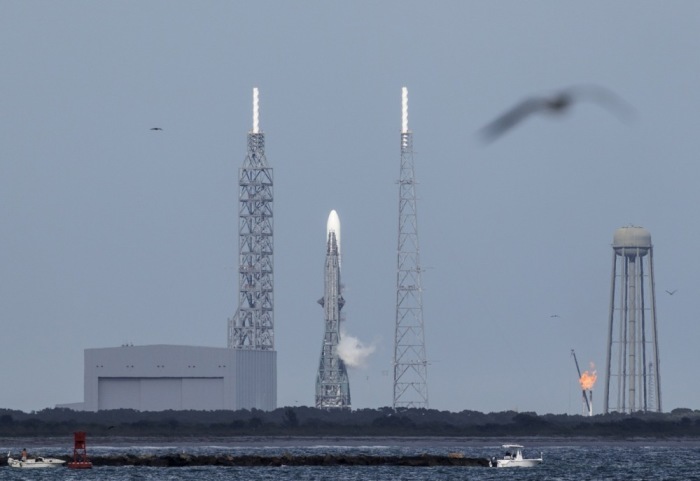 Die Rakete New Glenn steht nach einem abgebrochenen Startversuch auf der Cape Canaveral Space Force Station in Florida. Foto: EPA/Cristobal Herrera-ulashkevich