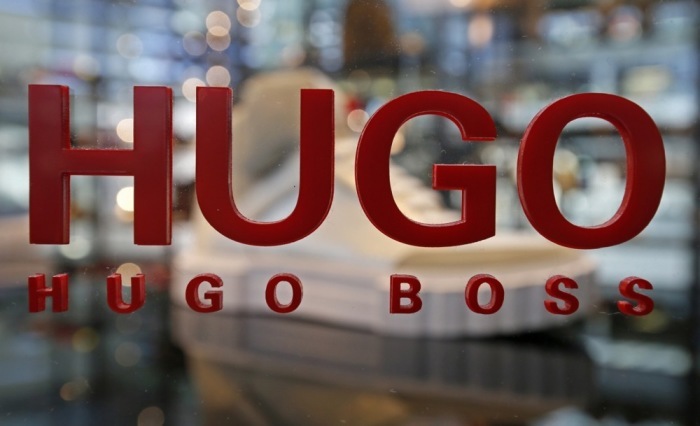 Ein Hugo-Boss-Logo im Showroom in Metzingen; der Modekonzern legt seine Ergebnisse für das dritte Quartal vor und erwartet weitere Marktimpulse. Foto: epa/Ronald Wittek