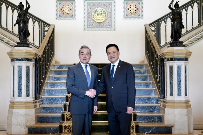 Thailands Premierminister Anutin Charnvirakul (r.) begrüßt Chinas Außenminister Wang Yi (l.) beim offiziellen Empfang im Government House in Bangkok.; Bild: epa/Royal Thai Government