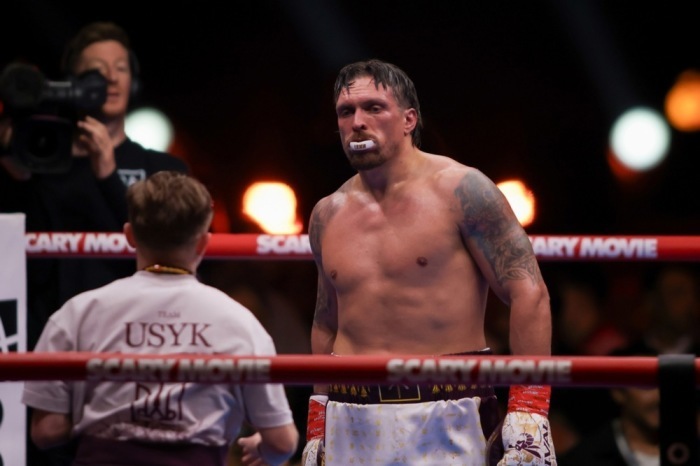 Oleksandr Usyk pausiert während seines Schwergewichtskampfs gegen Rico Verhoeven in Gizeh. Foto: epa/Mohammad Bayoumy