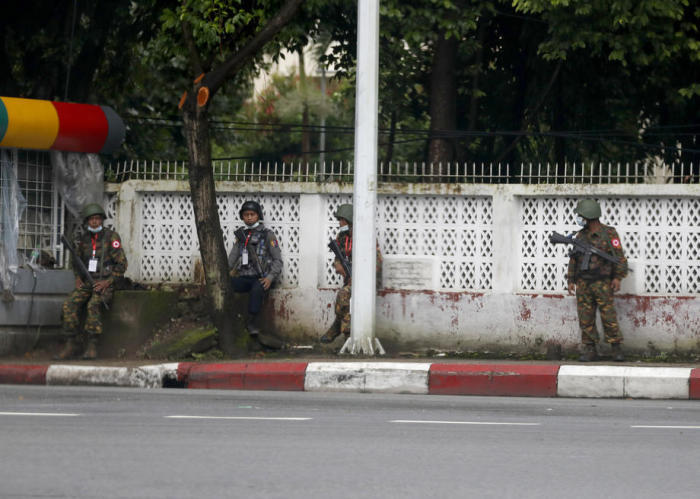 Die Soldaten und Polizisten stehen an einem Verkehrsknotenpunkt in Yangon Wache. Foto: epa/Stringer