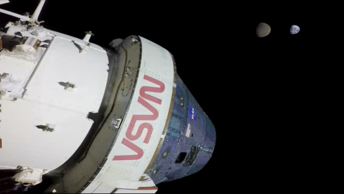 Auf dieser von der US-Raumfahrtbehörde Nasa zur Verfügung gestellten Aufnahme sind die Erde und der Mond von der «Orion»-Kapsel aus zu sehen. Foto: Uncredited/Nasa/ap/dpa