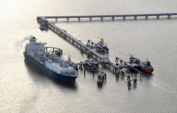 Luftaufnahme des ersten Anlegers für die Ankunft von Schiffen mit Flüssigerdgas in Deutschland. Der LNG-Terminal wurde am 17. Dezember in Betrieb genommen. Foto: Wolfhart Scheer/Nports/dpa