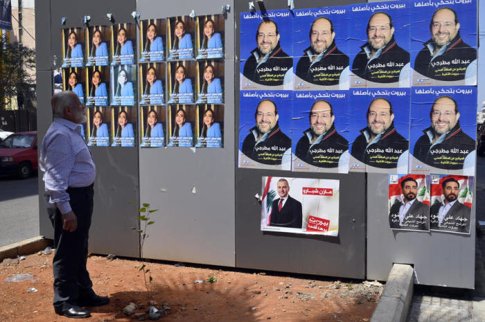 Ein Mann betrachtet Wahlplakate vor den libanesischen Parlamentswahlen in Beirut. Foto: epa/Wael Hamzeh