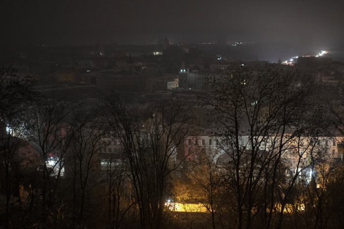 DIe Stadt ist während eines Stromausfalls nach einem russischen Raketenangriff unbeleuchtet. Foto: Andrew Kravchenko/Ap/dpa