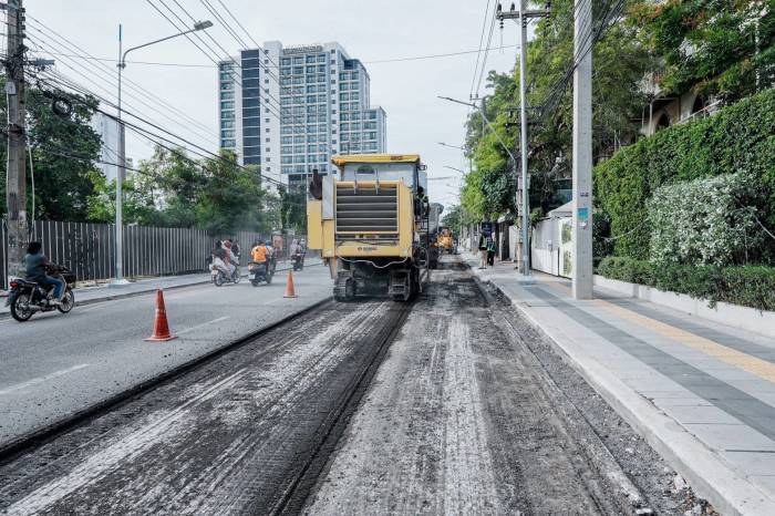 Die alte Asphaltdecke der Pattaya Second Road wird abschnittsweise abgefräst und anschließend vollständig erneuert. Bild: TMN.TV