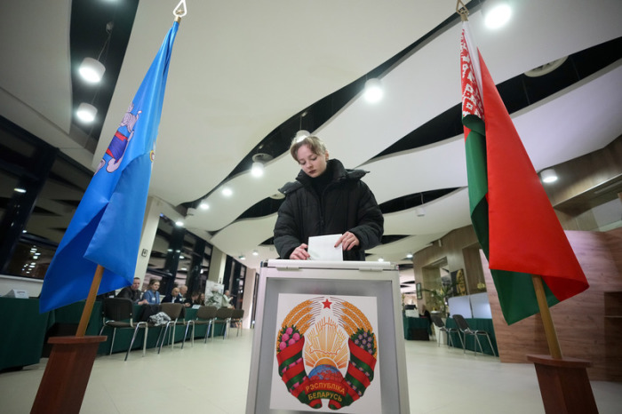 Eine Frau gibt ihre Stimme in einem Wahllokal während der Präsidentenwahl ab. Foto: Pavel Bednyakov/Ap/dpa