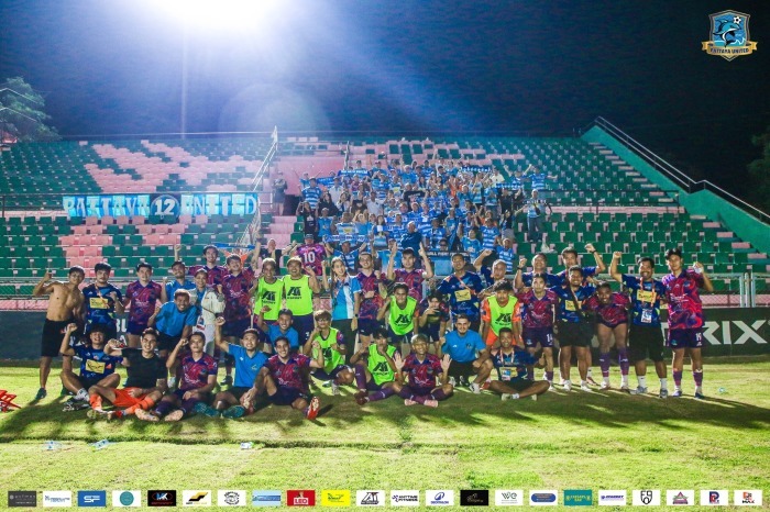 Das Ende der perfekten Auswärtsfahrt und einer abwechslungsreichen Saison: Pattaya United und seine Fans feierten den Auswärtssieg bei Chainat FC. Foto: Pattaya United