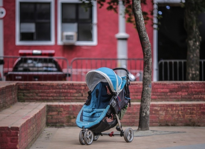 Ein Kinderwagen auf einem Platz. Foto: epa/Andre Coelho