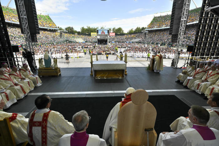 Vatikan-Medien zeigen Papst Franziskus (C) in Edmonton. Foto: epa/Vatikan-medien