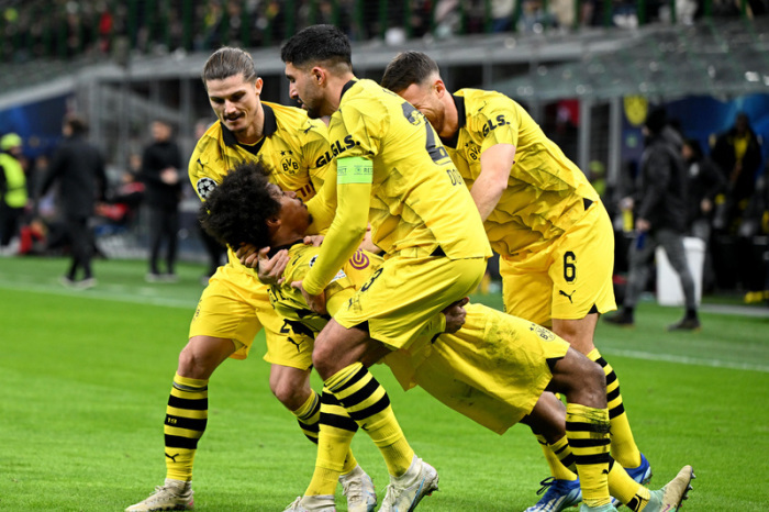 Dortmunds Karim Adeyemi jubelt (quer) jubelt nach seinem Tor zum 1:3 mit den Teamgefährten Salih Özcan (r), Emre Can (2.v.r.) und Marcel Sabitzer (l). Foto: Federico Gambarini/dpa