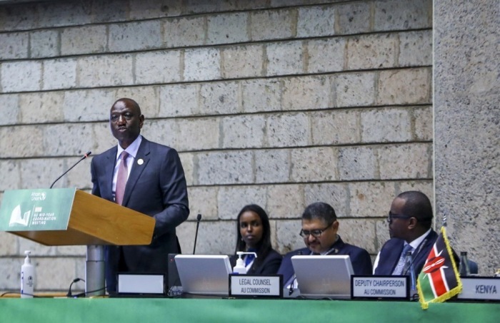 Der kenianische Präsident William Ruto (L) spricht bei der Abschlusszeremonie des 5. halbjährlichen Koordinierungstreffens der Afrikanischen Union. Foto: epa/Daniel Irungu