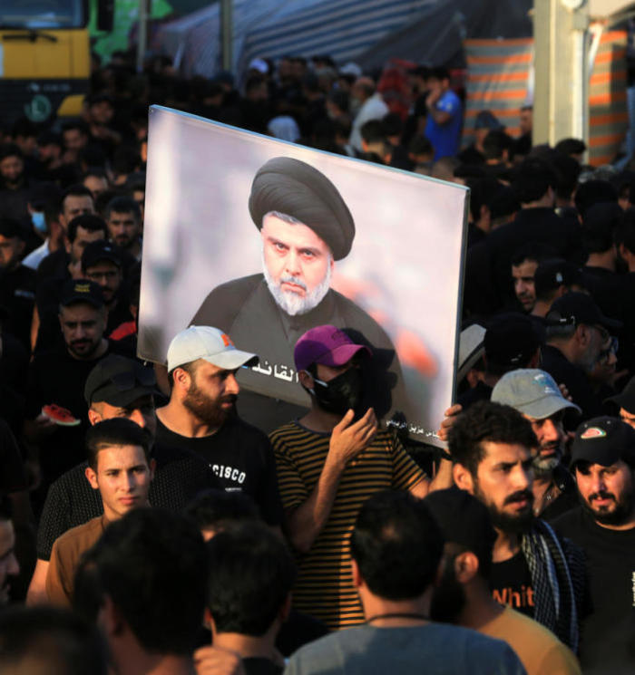 Anhänger des irakischen schiitischen Geistlichen Muqtada al-Sadr demonstrieren vor dem Parlament. Foto: epa/Ahmed Jalil