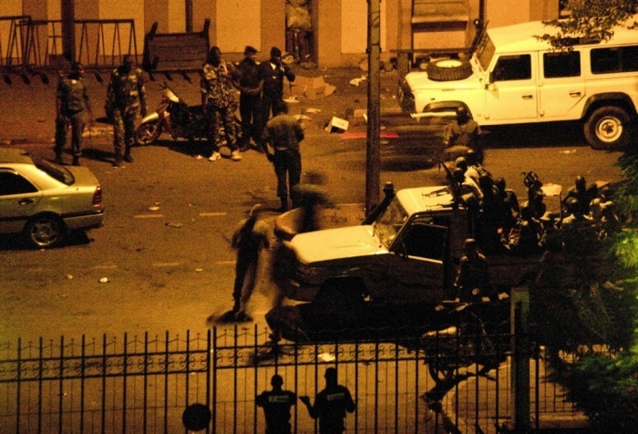 Bewaffnete malische Rebellensoldaten patrouillieren auf einer Straße in Bamako. Foto: epa/Str