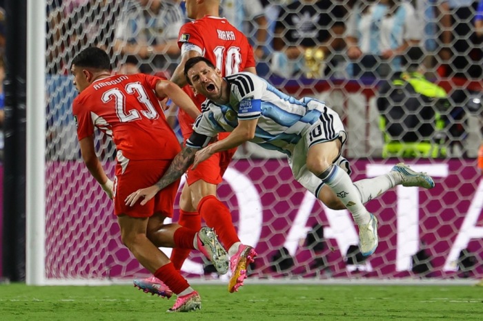 Zeki Amdouni und Lionel Messi im Zweikampf beim WM-Viertelfinale Argentinien gegen die Schweiz in Kansas City. Foto: epa/Christopher Neundorf
