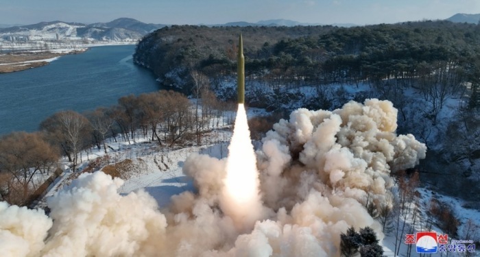 Testabschuss einer nordkoreanischen ballistischen Feststoffrakete mittlerer Reichweite mit einem manövrierfähigen Hyperschall-Gefechtskopf. Foto: epa/Kcna