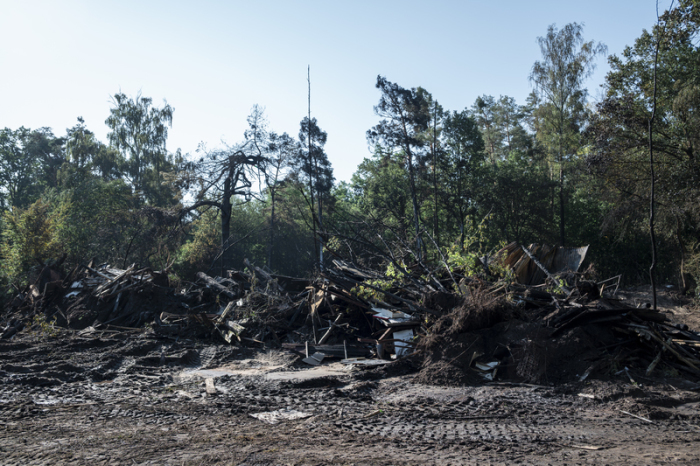 Nach dem Großbrand der ehemaligen Westernstadt „Foxville Ranch“ nahe dem Nürnberger Messegelände laufen die Aufräumarbeiten. Foto: dvo/dpa