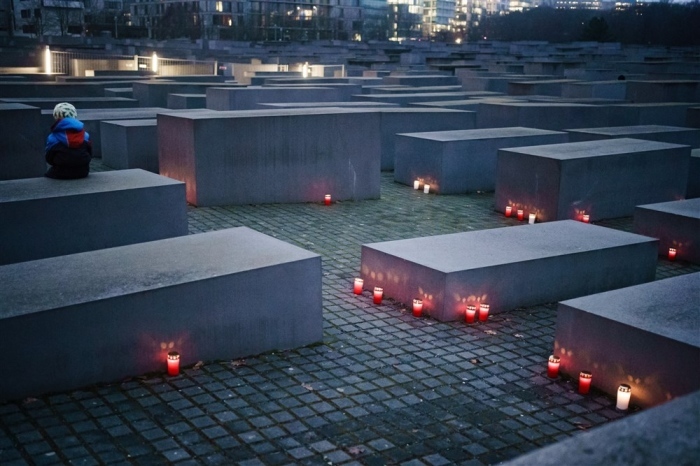 Kerzenlicht für den Internationalen Tag des Gedenkens an die Opfer des Holocaust. Foto: epa/Clemens Bilan