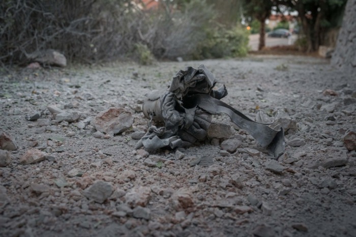 Schutt von einer Rakete, die angeblich aus dem Libanon abgefeuert wurde, in der israelischen Stadt Kiryat Shmona nahe der Grenze zum Libanon. Foto: epa/Ayal Margolin Israel Out