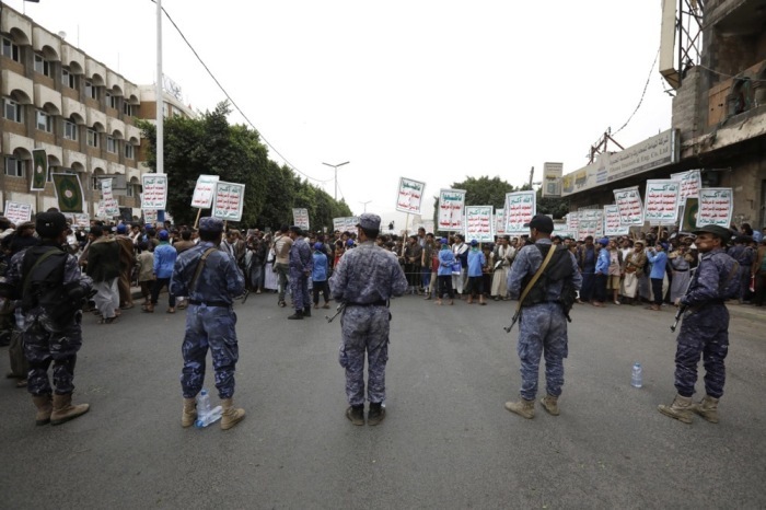 Proteste von Jemeniten in Sana'a gegen Koranschändungen in Schweden und Dänemark. Foto: epa/Yahya Arhab