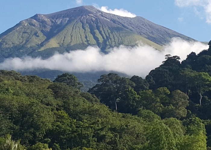 Ein Blick auf den unruhigen Vulkan Kanlaon im Dorf Biak na Bato in der Stadt Lacastellana, Provinz Negros Occidental. Foto: EPA-EFE/Danilo Meguiso