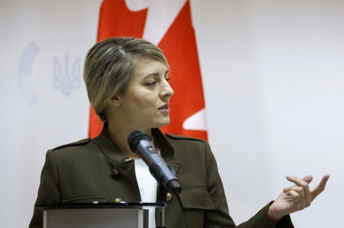 Die kanadische Außenministerin Melanie Joly spricht auf einer Pressekonferenz. Foto: epa/Sergey Dolzhenko