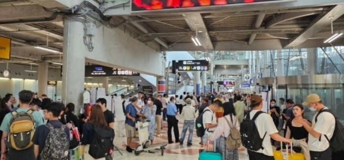 Reisende im internationalen Flughafen Suvarnabhumi in Bangkok. Foto: Jahner