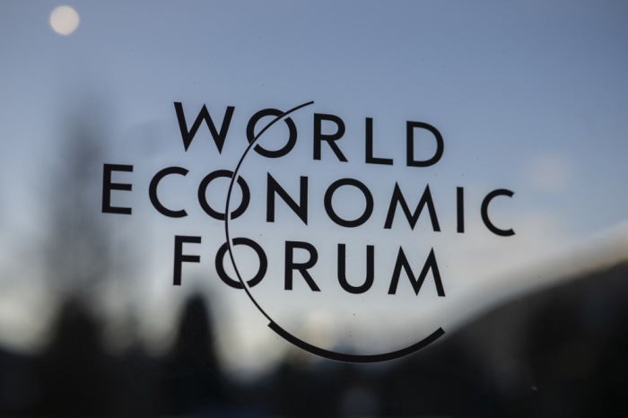 Logo des World Economic Forum kurz vor Beginn des Jahrestreffens 2026 in Davos, bei dem Politik, Wirtschaft und Zivilgesellschaft zusammenkommen. Foto: epa/Gian Ehrenzeller