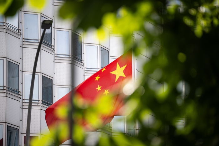 Ein chinesische Flagge weht vor der Botschaft von China in Berlin. Drei Deutsche sind wegen mutmaßlicher Spionage für China festgenommen worden. Foto: Hannes P. Albert/dpa