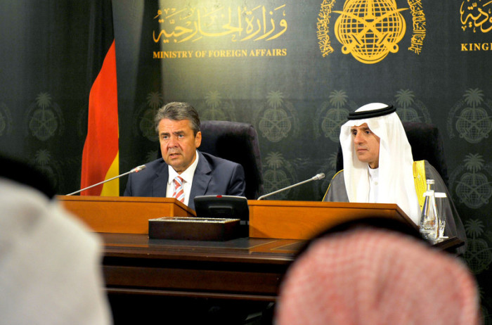  Sigmar Gabriel und der saudische Außenminister Adel al-Dschubai (r.). Foto: epa/Saudi Press Agency Handout