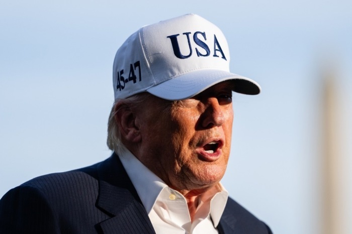 Donald Trump spricht nach der Landung mit Marine One auf dem Gelände des Weißen Hauses mit Journalisten. Foto: EPA/Eric Lee/pool