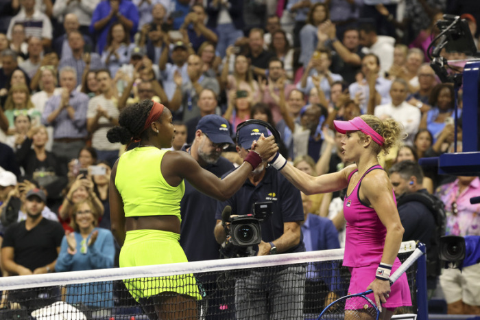 WTA-Tour - US Open, Einzel, Damen, 1. Runde, Gauff (USA) - Siegemund (Deutschland): Coco Gauff (l) schüttelt Laura Siegemund nach ihrem Sieg die Hand. Foto: Jason DeCrow/Ap/dpa
