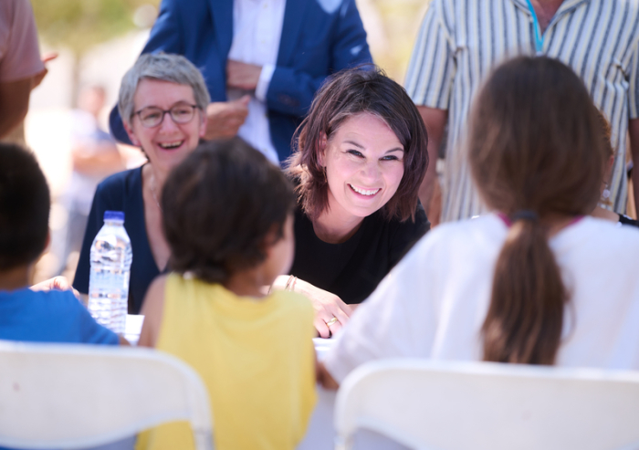 Annalena Baerbock (Bündnis 90/Die Grünen), Außenministerin, besucht das Flüchtlingslager Schisto in Athen und spricht mit Kinder.
