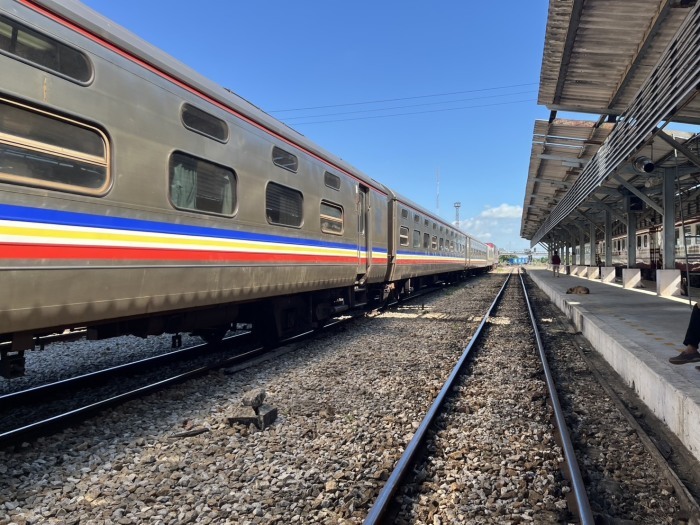 Ein Zug der KTMB steht am Bahnsteig bereit – Testfahrt des „MySawasdee“-Projekts bis Surat Thani verlief erfolgreich. Foto: State Railway Of Thailand