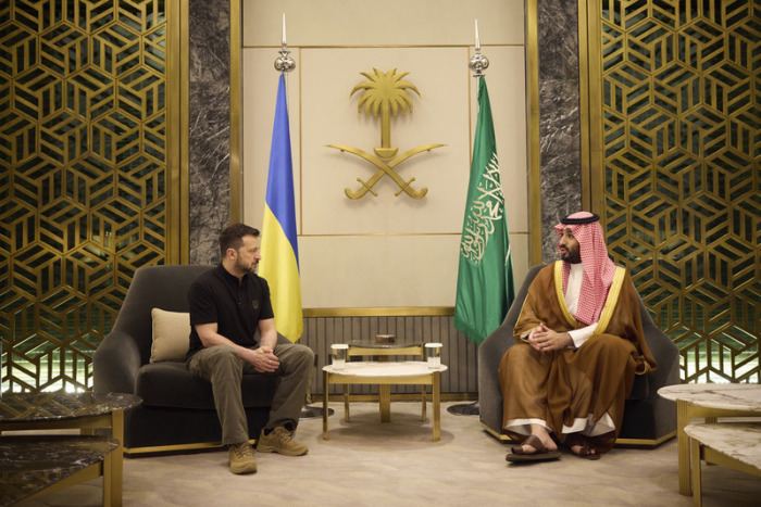 Auf diesem vom Pressebüro des ukrainischen Präsidenten über AP zur Verfügung gestellten Foto trifft sich der saudische Kronprinz Mohammed bin Salman (r) mit dem ukrainischen Präsident... Foto: Uncredited/Ukrainian Presidential Press Office/ap/dpa