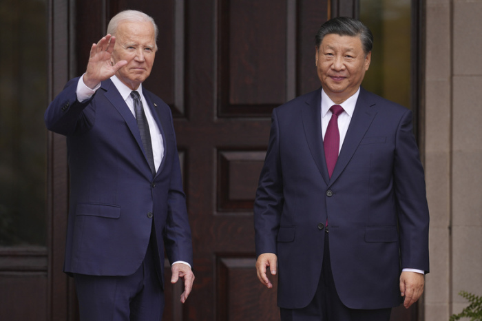Joe Biden (l), Präsident der USA, begrüßt Chinas Präsident Xi Jinping am Rande der Konferenz für Asiatisch-Pazifische Wirtschaftskooperation im Filoli Estate in Woodside, Kalifornien. Foto: Doug Mills/Pool The New York Times Via Ap/dpa