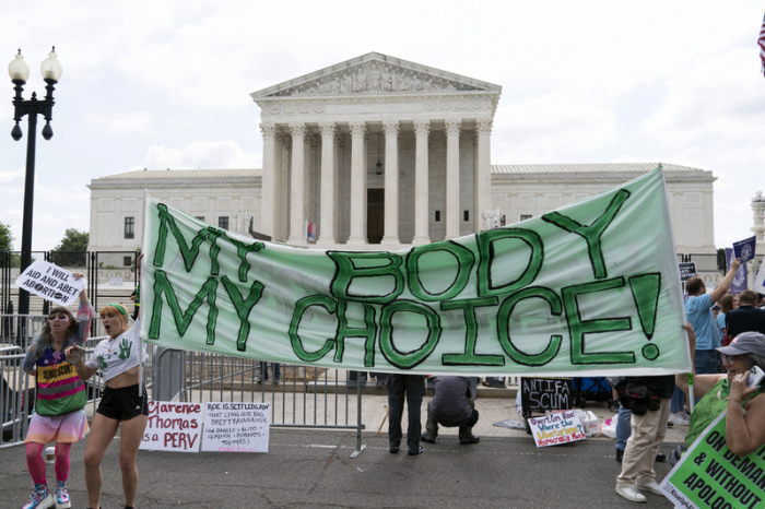 Abtreibungsbefürworter halten ein Banner mit der Aufschrift «Mein Körper meine Entscheidung!» vor dem Gebäude des Obersten Gerichtshofs der USA. Foto: Jose Luis Magana